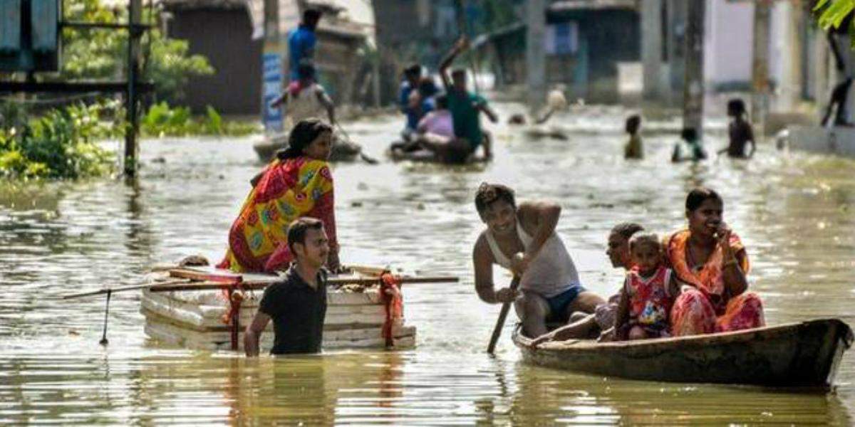 बिहार में भारी बारिश से नदियां उफान पर, 15 जिलों के 50 लाख लोगों पर बाढ़ का खतरा