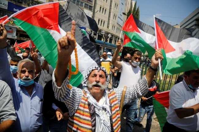 यूएई-इजरायल समझौते के खिलाफ फिलिस्तीनियों का विरोध प्रदर्शन