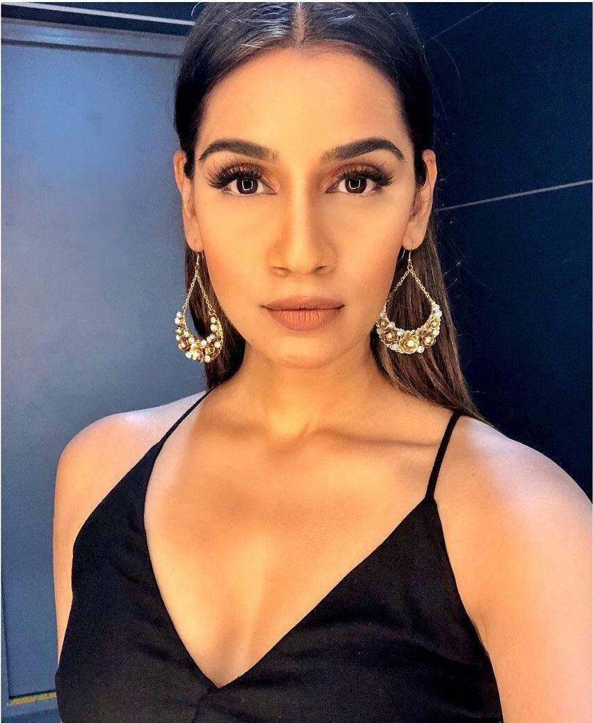 जानिए कौन हैं Sanjana Ganesan, जो बनीं तेज गेंदबाज  Jasprit Bumrah की दुल्हनियां