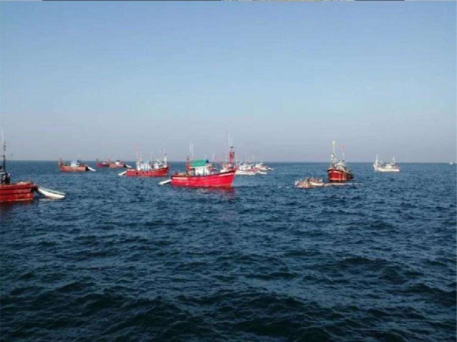 समुद्र में नाव डूबी, बाल-बाल बचे 7 fishermen