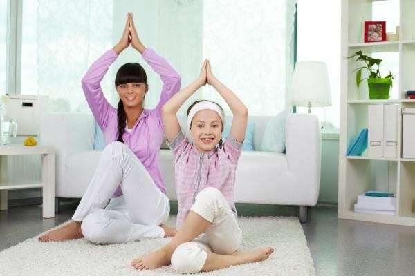 माता—पिता और बच्चो के बीच योगासन करने रिश्ता होता मजबूत