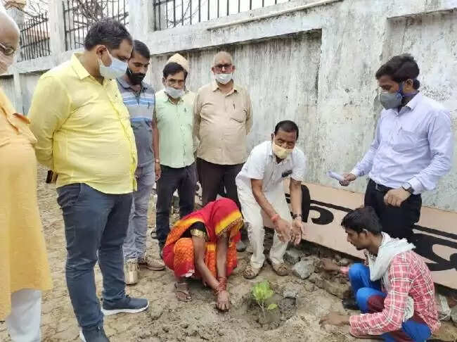 बस्ती:जीवन की सांसों के लिए रोपे गए बरगद के पौधे