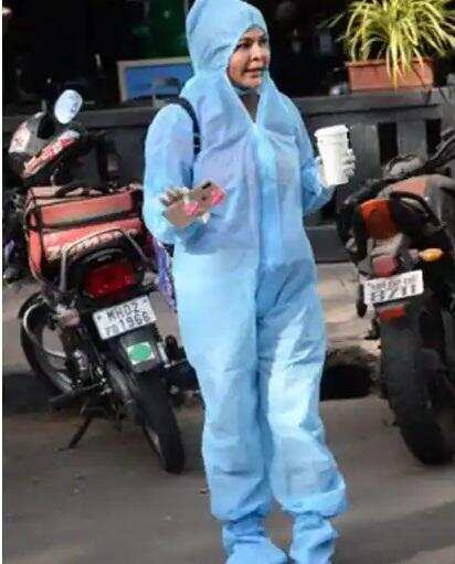 Rakhi Sawant: कोरोना काल में मुंबई की सड़कों पर पीपीई किट में नजर आई राखी सावंत, वायरल तस्वीरें और वीडियो