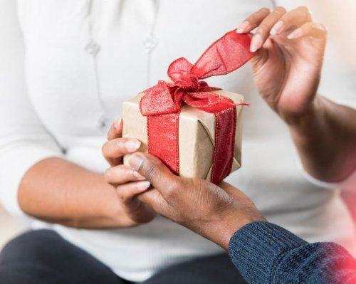 RelationShip: दोस्त की शादी के सामने,आप उपहार के रूप में इस तरह की चीजें दे सकते हैं