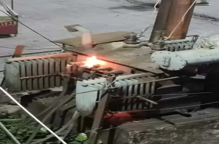 बस्ती : 400 केवीए ट्रांसफार्मर में स्पार्किंग से मोहल्ले की बिजली गुल