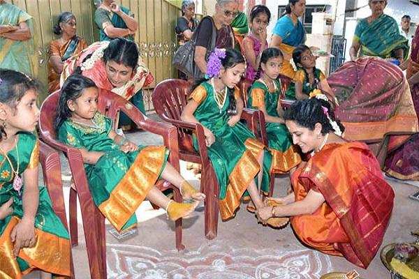 नवरात्रि में नौ कन्याओं के साथ एक लड़के को क्यों पूजा जाता है, जानिए