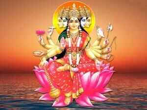 Gayatri Mantra: रोजाना गायत्री मंत्र का जाप करने से मिलेंगे कई फायदें