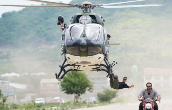 बाइक के बाद हेलीकॉप्टर से स्टंट करते दिखे अक्षय कुमार, देखें तस्वीरें