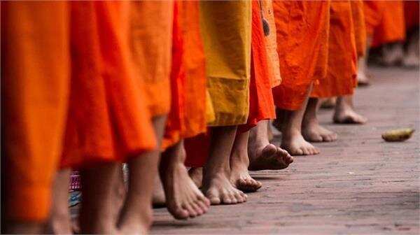 जानिए नंगे पैर मंदिर जाने के पीछे का वैज्ञानिक कारण