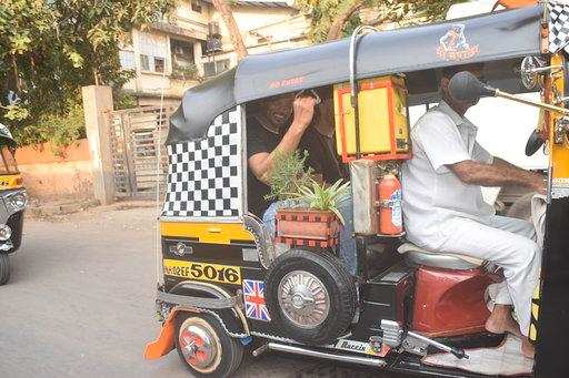 मुंबई की सड़कों पर आॅटो रिक्शा चलाते हुए नजर आए विल स्मिथ, देखें तस्वीरें