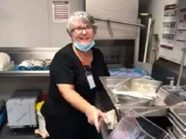 कोरोना संक्रमित पति से मिलने के लिए हॉस्पिटल में बर्तन धोने लगी पत्नी