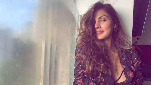 Rhea Chakraborty: इस कोरोना काल में लोगों की मदद के लिए आगे आई ​रिया चक्रवर्ती, कहा मैसेज कर सकते