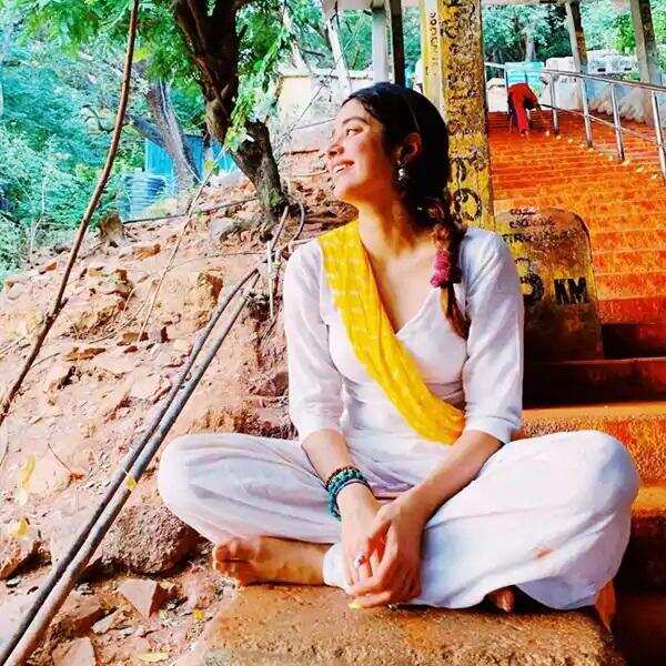 क्या था जाह्नवी कपूर का जवाब जब पैपराजी ने कहा आपके घर तक आ जाए