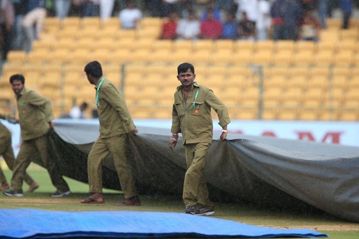 बेंगलुरू टेस्ट : बारिश के कारण खेल रुका