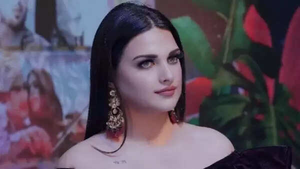 Himanshi Khurana ने पोस्ट की आकर्षक पोज वाली तस्वीर