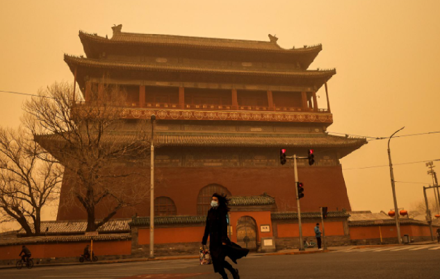 Sandstorm in China: चीन में रेतीला तूफान! सटे मंगोलिया में 341 लोग हुए लापता….