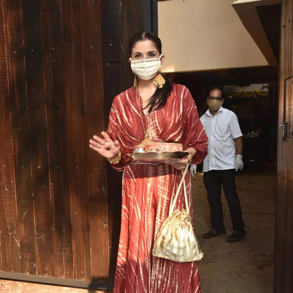 karwa Chauth 2020: अनिल कपूर के घर करवा चौथ की पूजा के लिए रवाना हुई शिल्पा शेट्टी और नीलम कोठारी