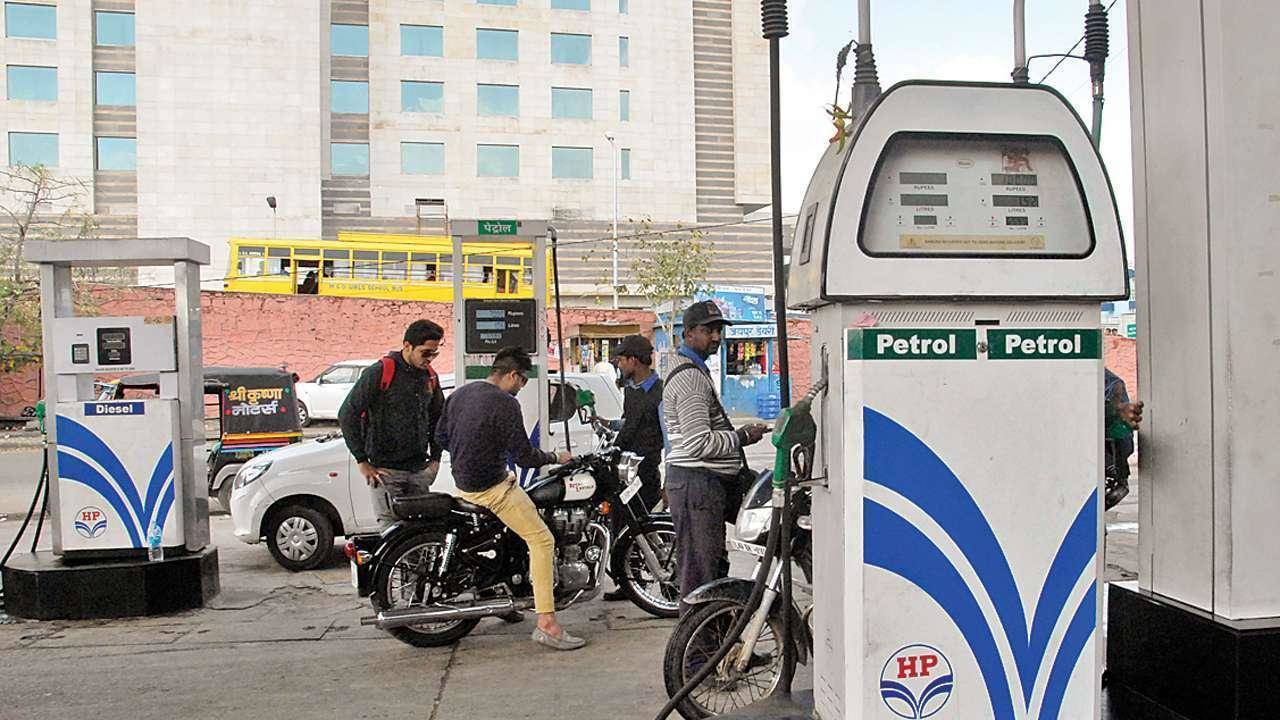 दिल्ली में पेट्रोल की कीमत दिन प्रतिदिन बढती हुई दिल्ली मे पेट्रोल 85.45 रुपये  प्रति लीटर; मुंबई 92.04 रु