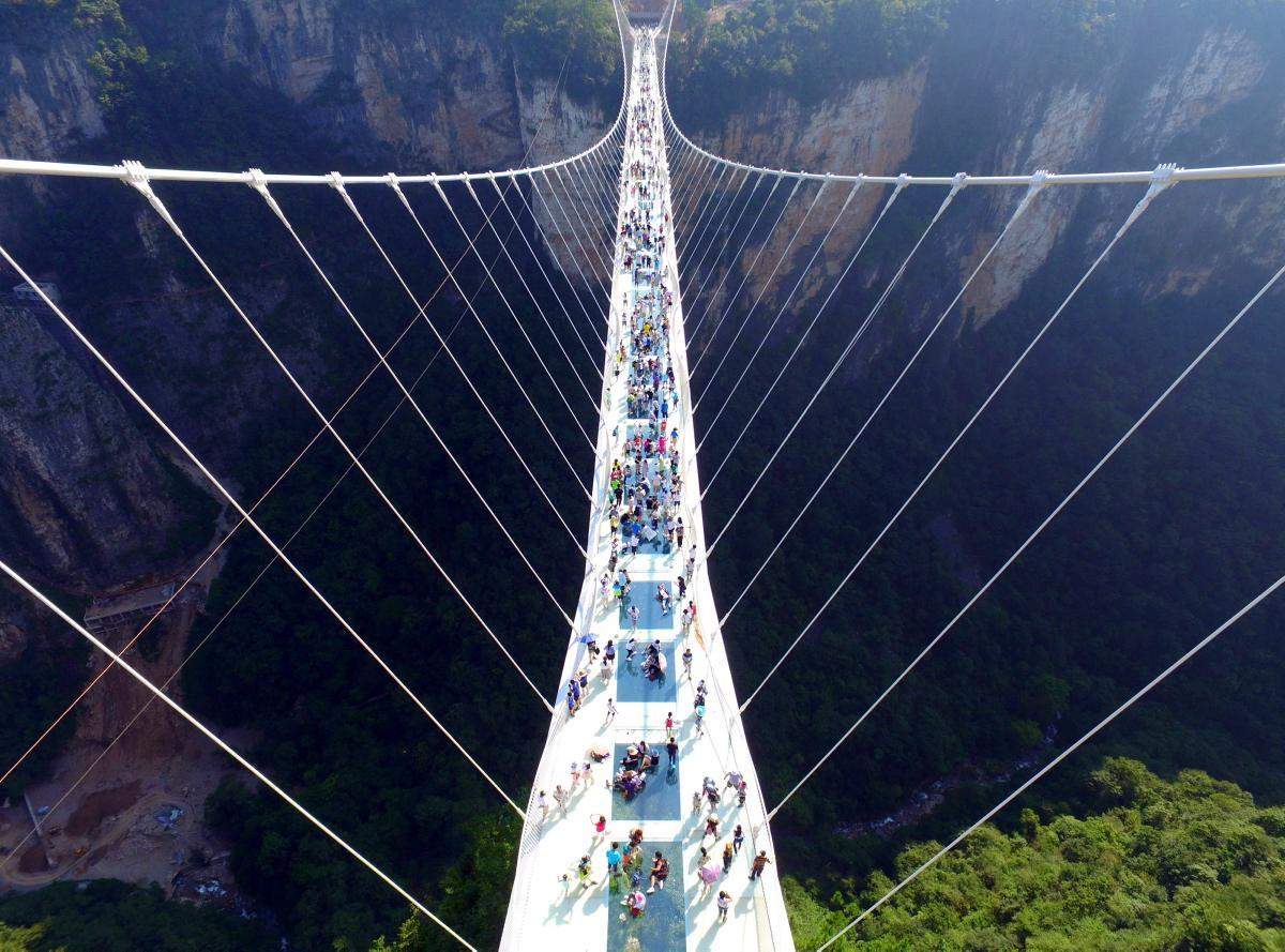 Places to visit:आप करें दुनिया के इस सबसे लंबे और उंचे कांच के पुल की सैर