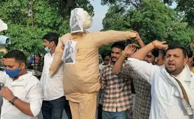 Akshay Kumar: प्रदर्शन कर अक्षय कुमार का फूंका पुतला, क्षत्रिय समाज ने कहा मांगे पूरी करो नहीं तो जारी रहेगा आंदोलन