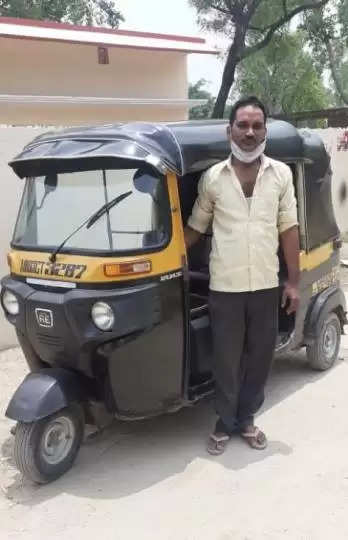 प्रतापगढ़:..और मुंबई से लेकर चल पड़े अपना ऑटो रिक्शा