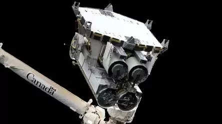 स्पेसवॉकिंग एस्ट्रोनॉट्स सोलर एरेज़ स्थापित करने के लिए, स्पेस स्टेशन पावर अपग्रेड शुरू करेंगे