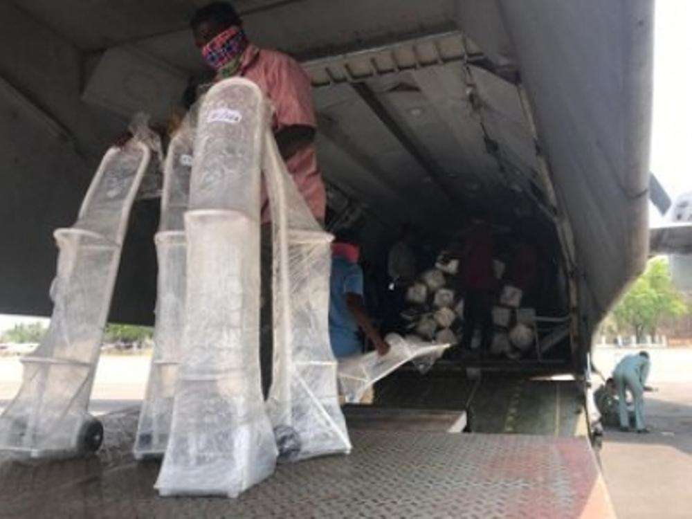 Delhi-NCR में ऑक्सीजन सिलेंडर और दवाई एयरलिफ्ट कर रही वायुसेना