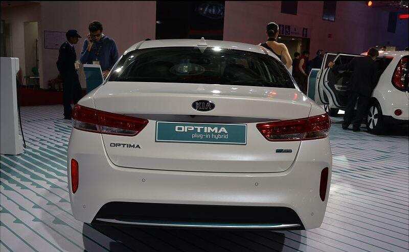 किआ ऑप्टिमा कार मॉडल को ऑटो एक्सपो में प्रदर्शित किया गया