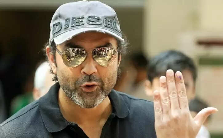 Bobby Deol: मौनी रॉय के साथ अगली फिल्म में रोमांस करते हुए नजर आएंगे बॉबी देओल
