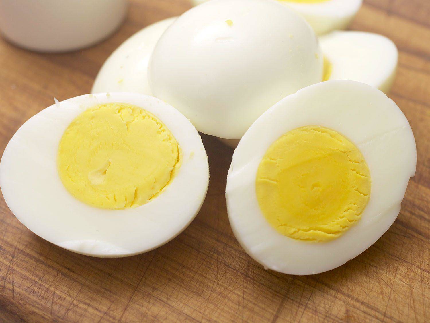कच्चा अंडा खाने वाले हो जाएँ सावधान , कहीं आपको पड़ न जाये भारी 