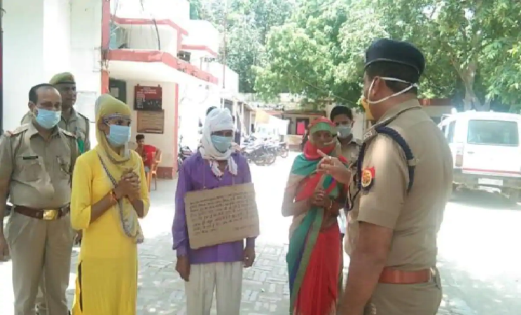 कानपुर एनकाउंर: बिकरू कांड का आरोपी उमाकांत गले में तख्ती टांगकर थाने पहुंचा, बोला-रहम करो