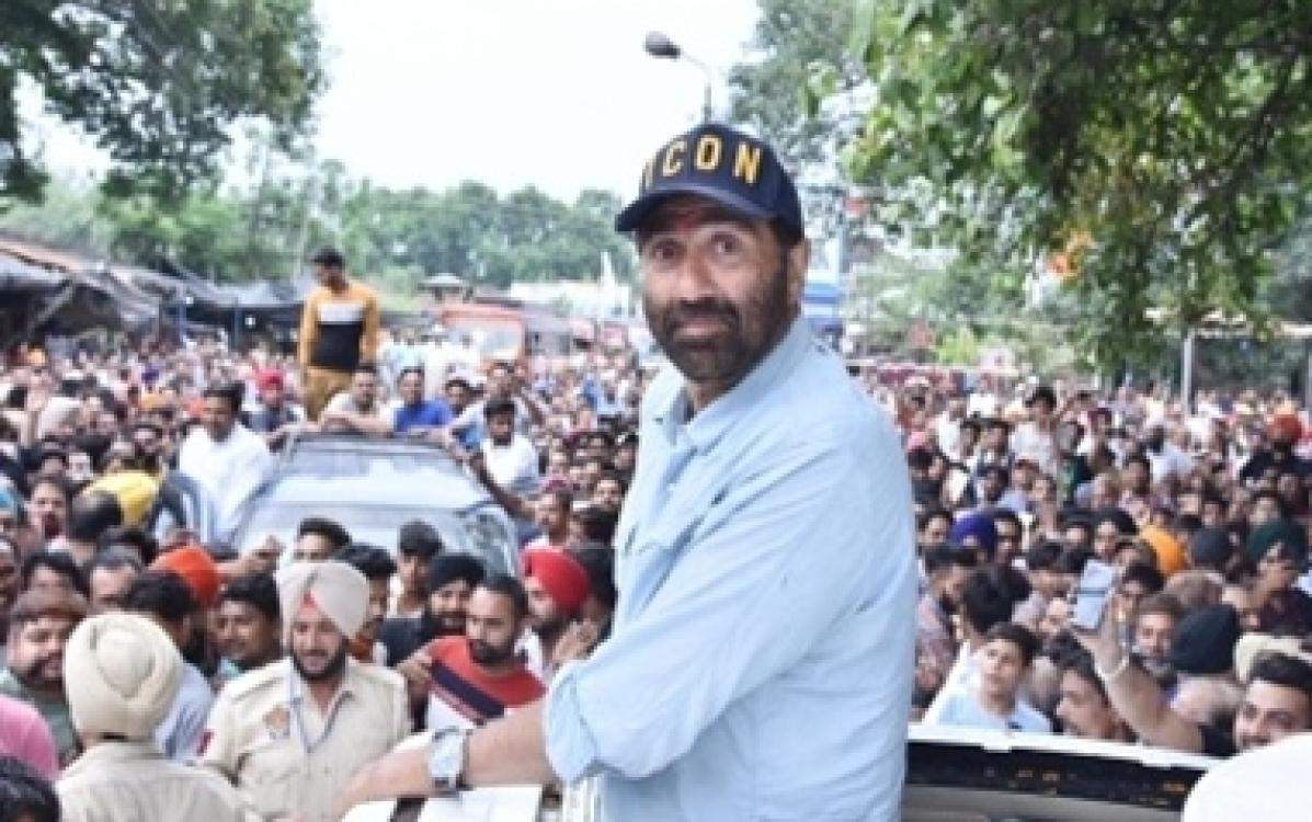 अभिनेता सन्नी देओल ने गुरदासपुर में मतदान केंद्रों का दौरा किया