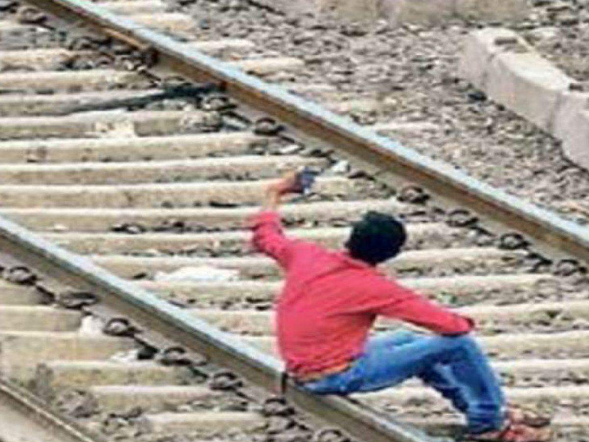 Bhopal में रेलवे ट्रेक पर फोटो खिंचवाने में गई जान