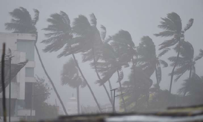 Cyclone Nivar Updates: चक्रवात निवार का खतरा अभी टला नहीं, चेन्नई में चल रही तेज हवाएं….