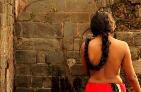 भारत में यहां रात होते ही की कुंवारी लड़कियां उतार देती हैं कपड़े, मां-बाप ही कराते हैं ये काम