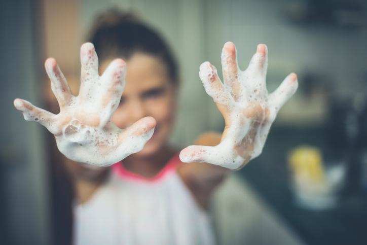 निखार बढ़ाने के लिए लॉकडाउन में हाथों के साथ धोएं अपना चे​हरा