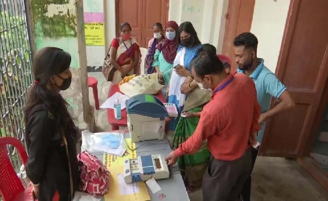 Bihar Election 2020: ईवीएम में RJD के लालटेन के आगे बटन तक नहीं, 3 घंटे तक होती रही वोटिंग….