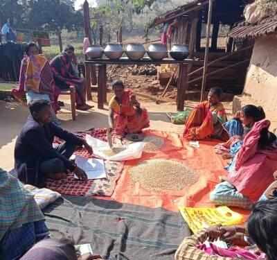 Jharkhand : ग्रामीण महिलाएं बोरी बनाकर संजो रही जीवन के नए सपने