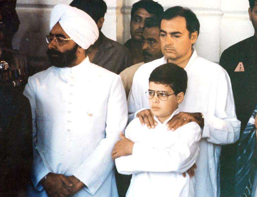देखे राहुल गांधी की उस समय की तस्वीरें जब उनकी दाढ़ी काली हुआ करती थी