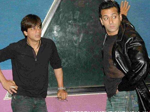 Salman Khan: टाइगर 3 की मुहूर्त पूजा करने के बाद फिल्म पठान की शूटिंग पर निकले सलमान खान