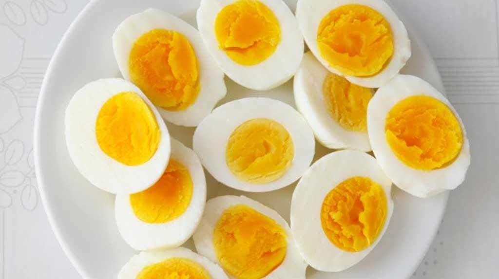 उबले हुए अंडे खाने के बाद ना करें इन चीजों का सेवन, हो सकता है घातक