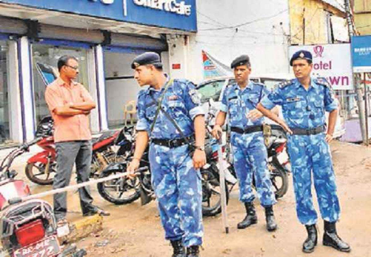 Bihar : मुंगेर में स्थिति सामान्य, दुकानें खुली, पुलिस ने किया फ्लैग मार्च