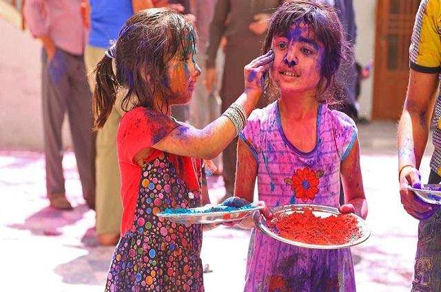 Holi special :- होली पर रखें बच्चों का खास ख्याल रंग कहीं कर ना दें उनकी सेहत खराब