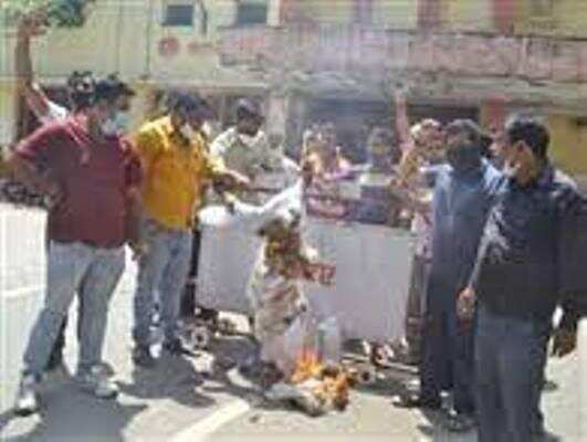 मुंबई से लौट रहे युवक से तमंचे के बल पर लूट