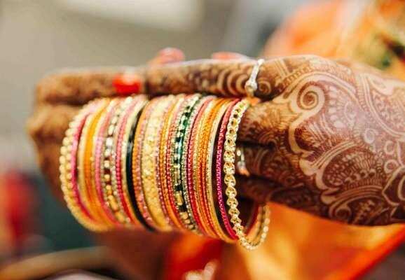 जानिए महिलाएं क्यों पहनती है हाथों में चूड़ियां
