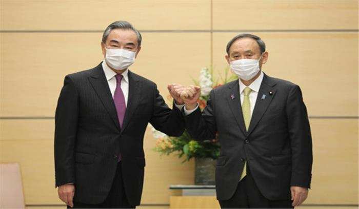 जापानी प्रधानमंत्री Yoshihide Suga की वांग यी से मुलाकात