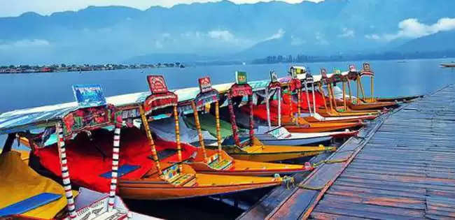 Travel: डल झील की यात्रा करने का एक अलग ही मजा है, अगर आप कश्मीर जाएं तो इस जगह की यात्रा जरूर करें