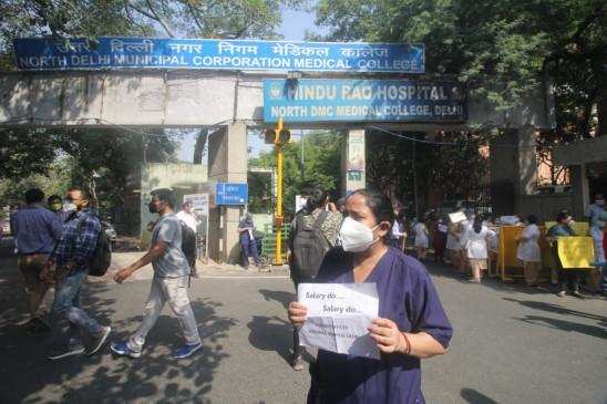 Hindurao hospital के डॉक्टर सैलरी की मांग को लेकर भूख हड़ताल पर