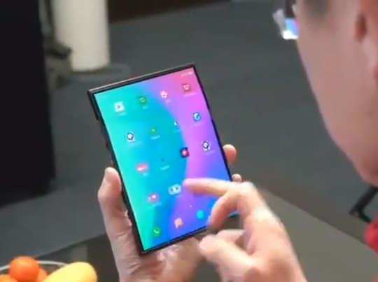 Xiaomi फोल्डेबल फोन लाइव इमेज में बीच में एक बड़े क्रीज के साथ दिखाई देता है,जानें
