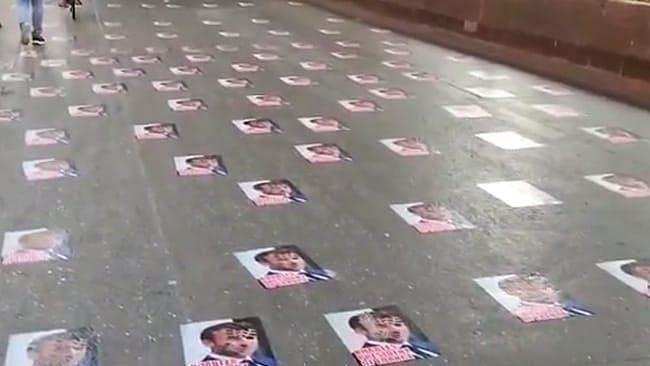 Mumbai की सड़क पर चिपकाई गई मैक्रों की तस्वीर को पुलिस ने हटाया